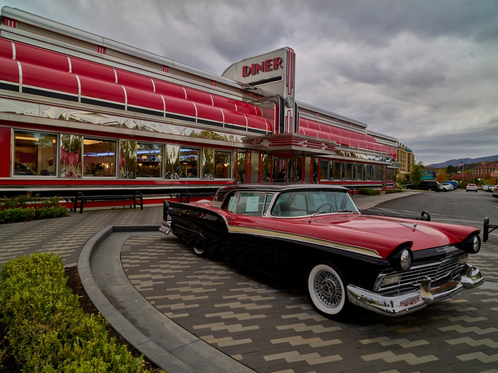 Post-War Boom and the Rise of Family Dining Culture (Image Credits: Rawpixel)