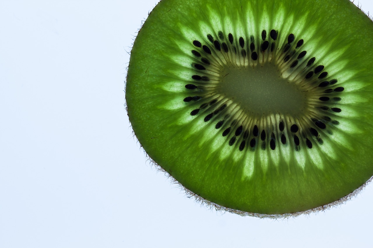 Kiwi: The Fuzzy Fruit with Smooth Blood Sugar Effects (image credits: pixabay)