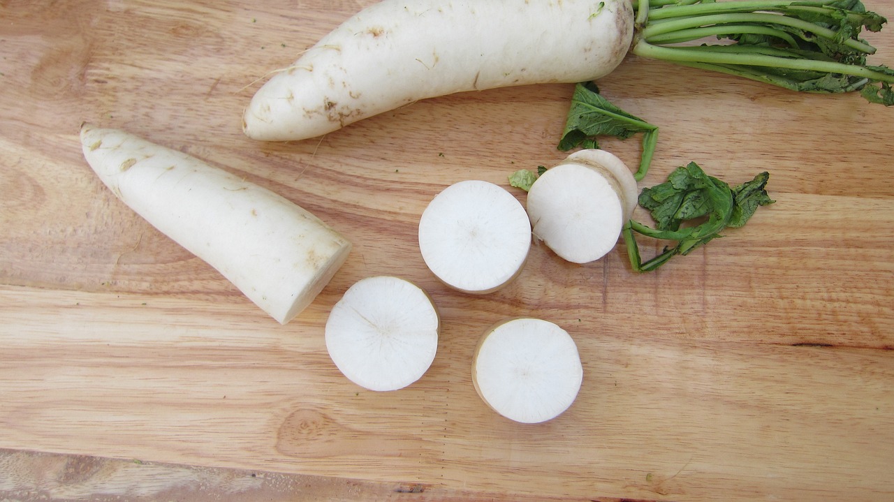 Daikon Radish (image credits: pixabay)