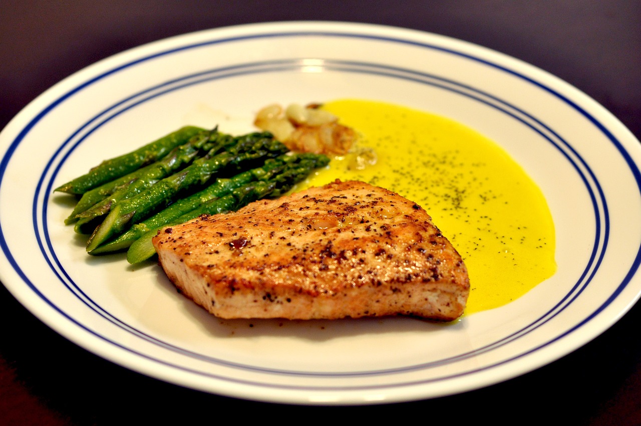 Salmon and Asparagus Foil Pack (image credits: pixabay)