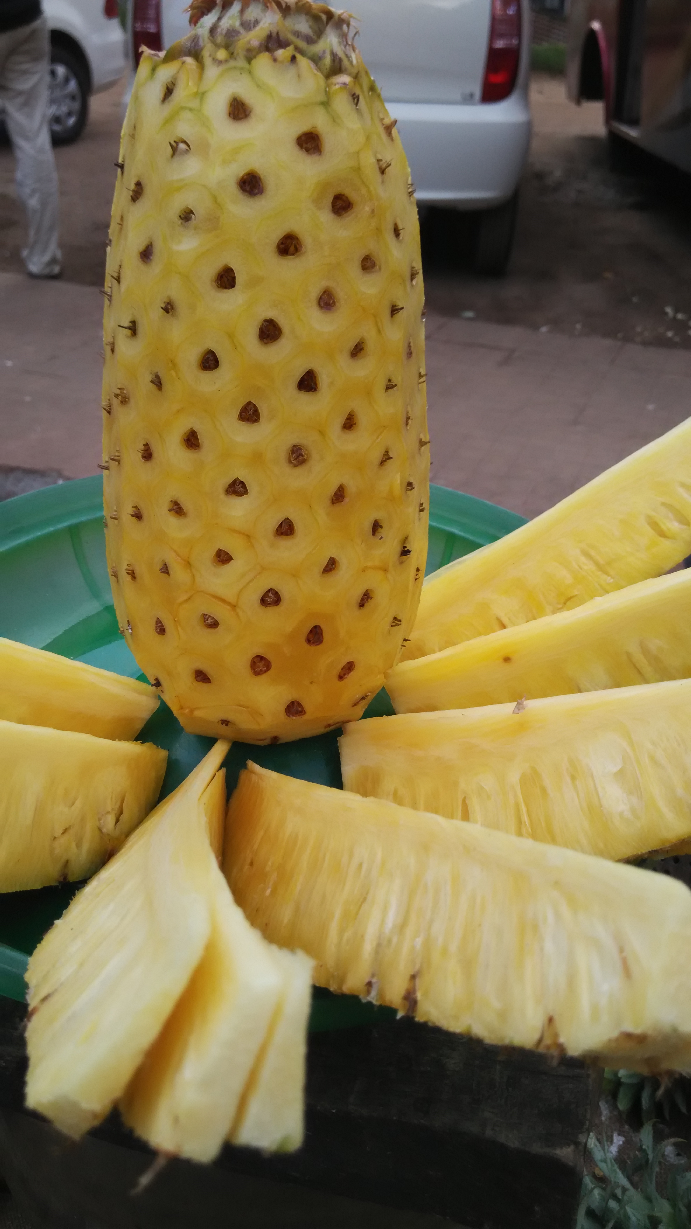Go for Pineapple Chunks Instead of Syrupy Canned Fruits (image credits: wikimedia)
