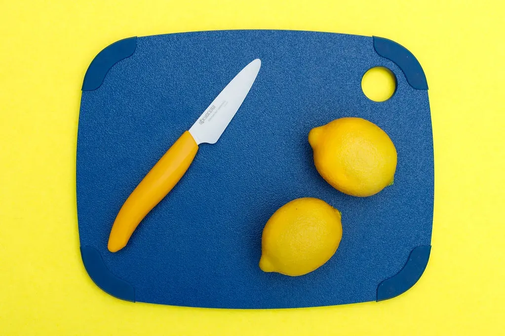 Your Plastic Cutting Board Sheds Spoonfuls of Microplastics Every Year (Image Credits: Flickr)
