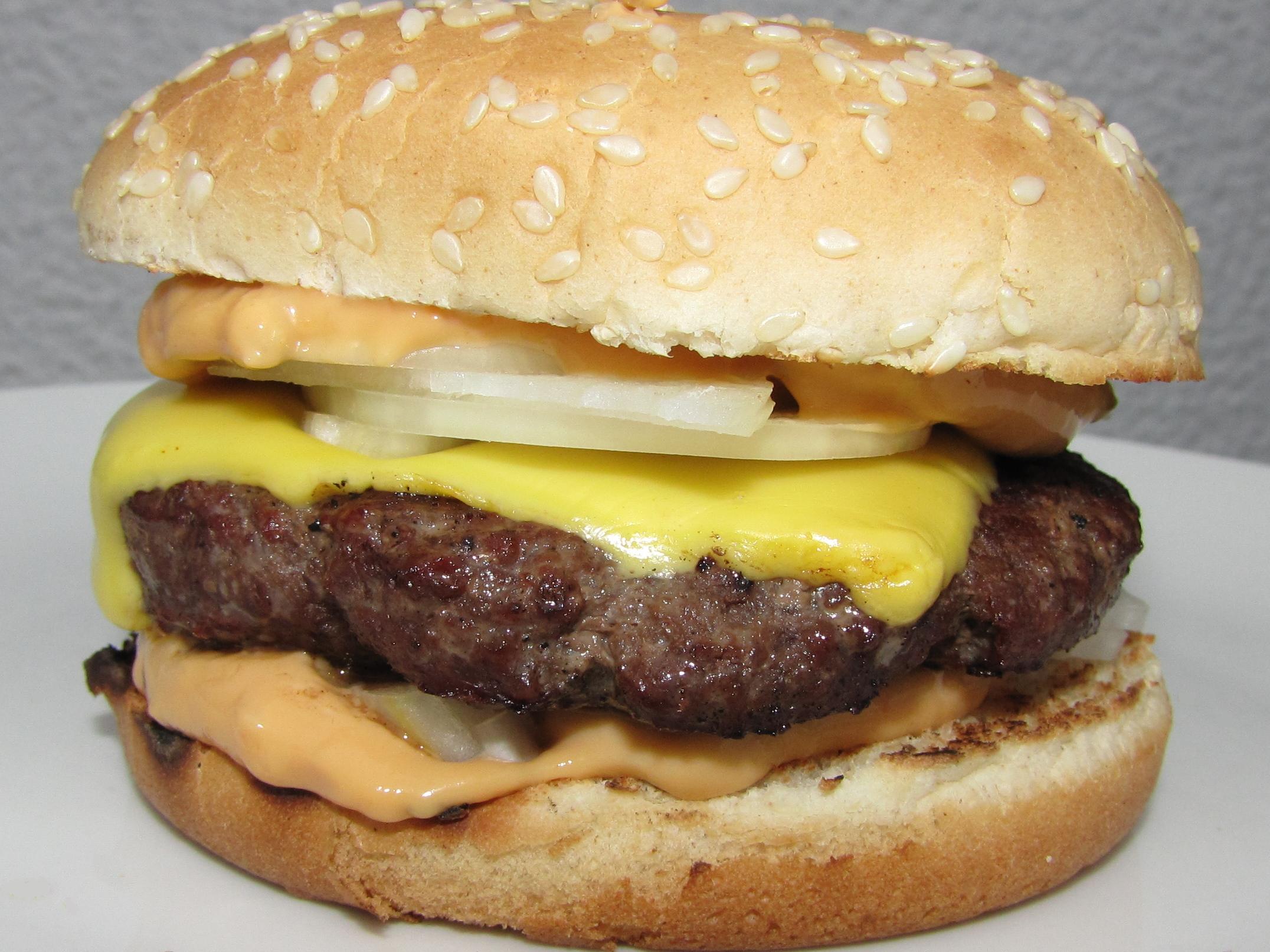 Homemade Burgers: All-American Indulgence (image credits: wikimedia)