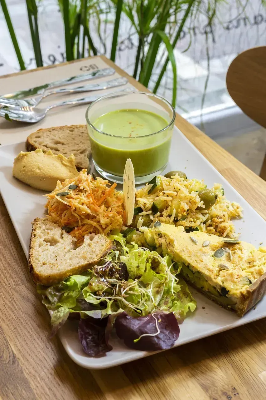 9. The Hidden Squeeze of Restaurant Operating Costs Passed to You (Image Credits: Pixabay)