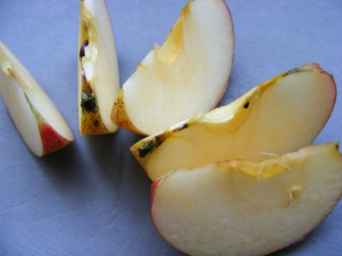 Swap Potato Chips for Apple Slices with Almond Butter (image credits: wikimedia)