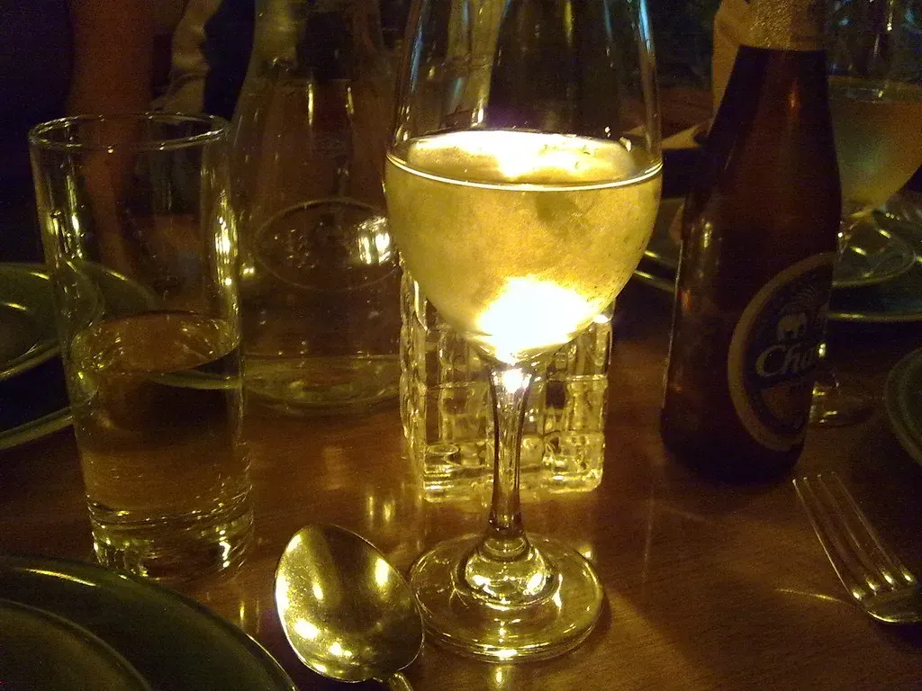 4. The Glass Price Often Equals the Wholesale Bottle Cost (Image Credits: Flickr)