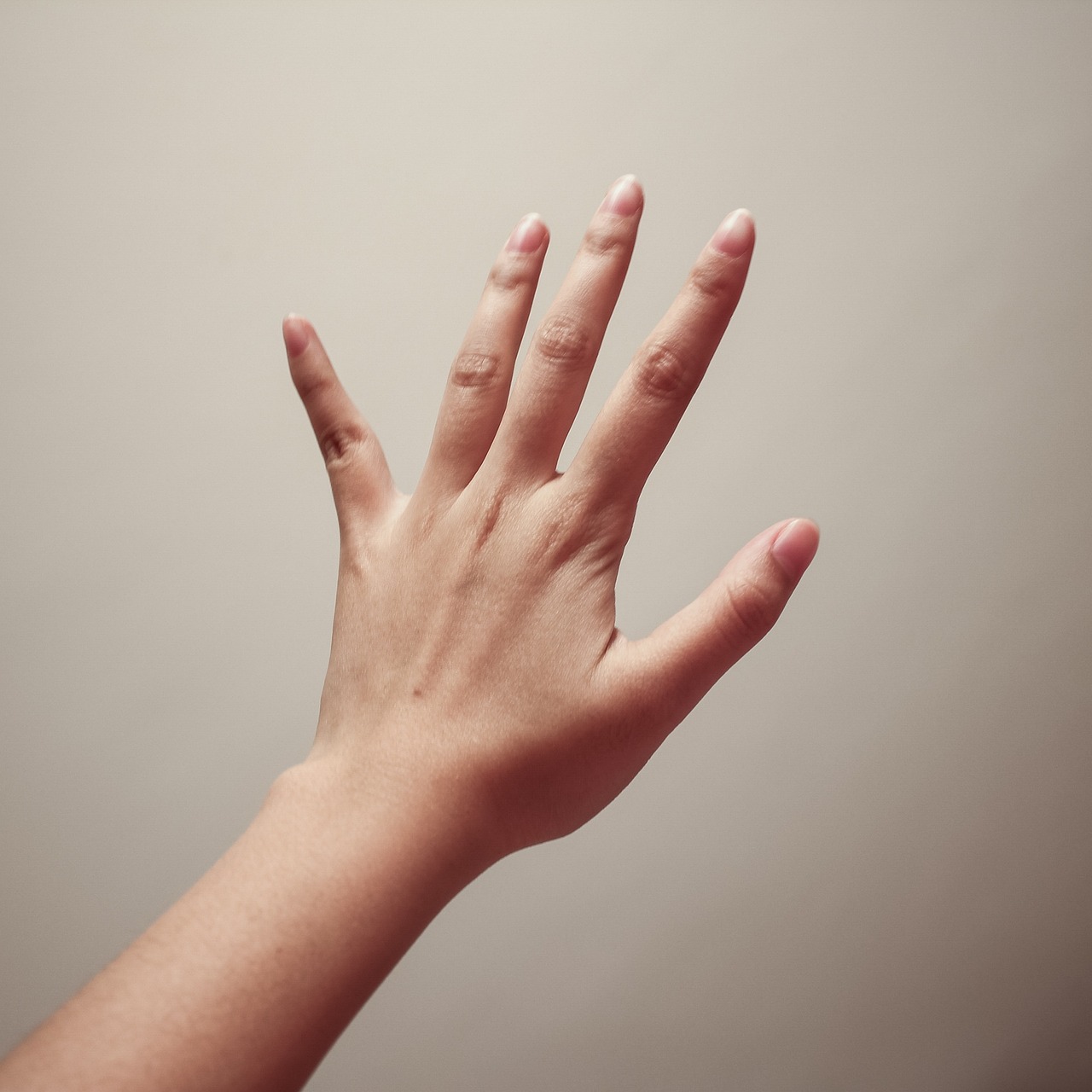 Tingling Sensations in Fingers and Around the Mouth (image credits: pixabay)