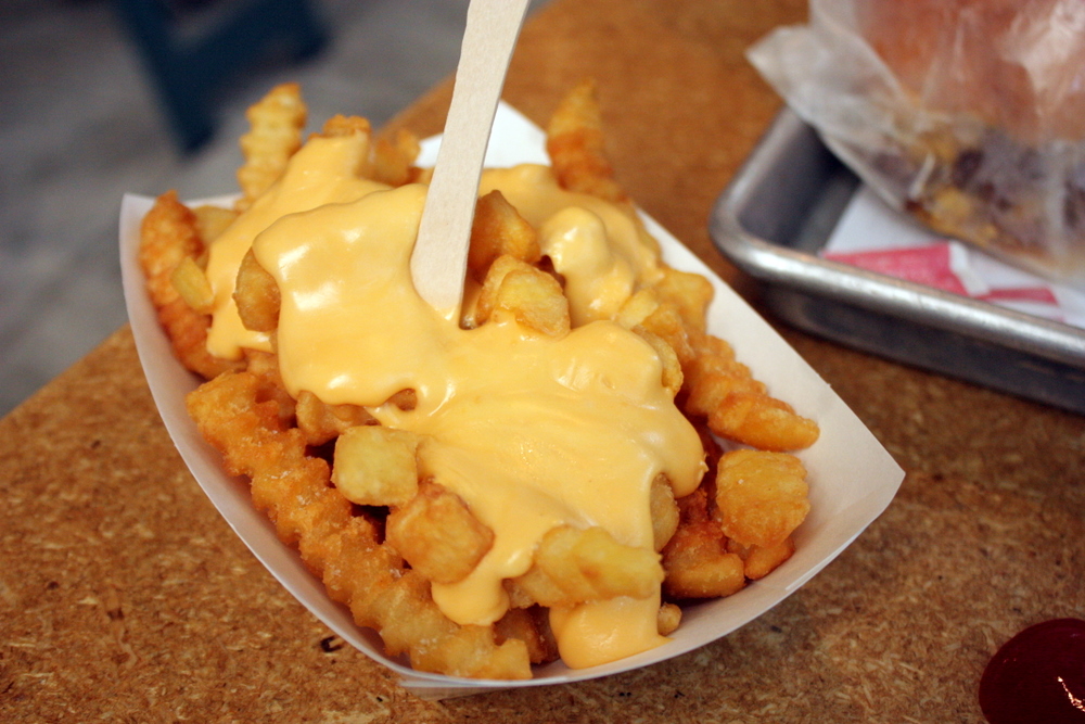 Shake Shack's Greasy Misstep (image credits: shake shack cheese fries, CC BY 2.0, https://commons.wikimedia.org/w/index.php?curid=50580730)