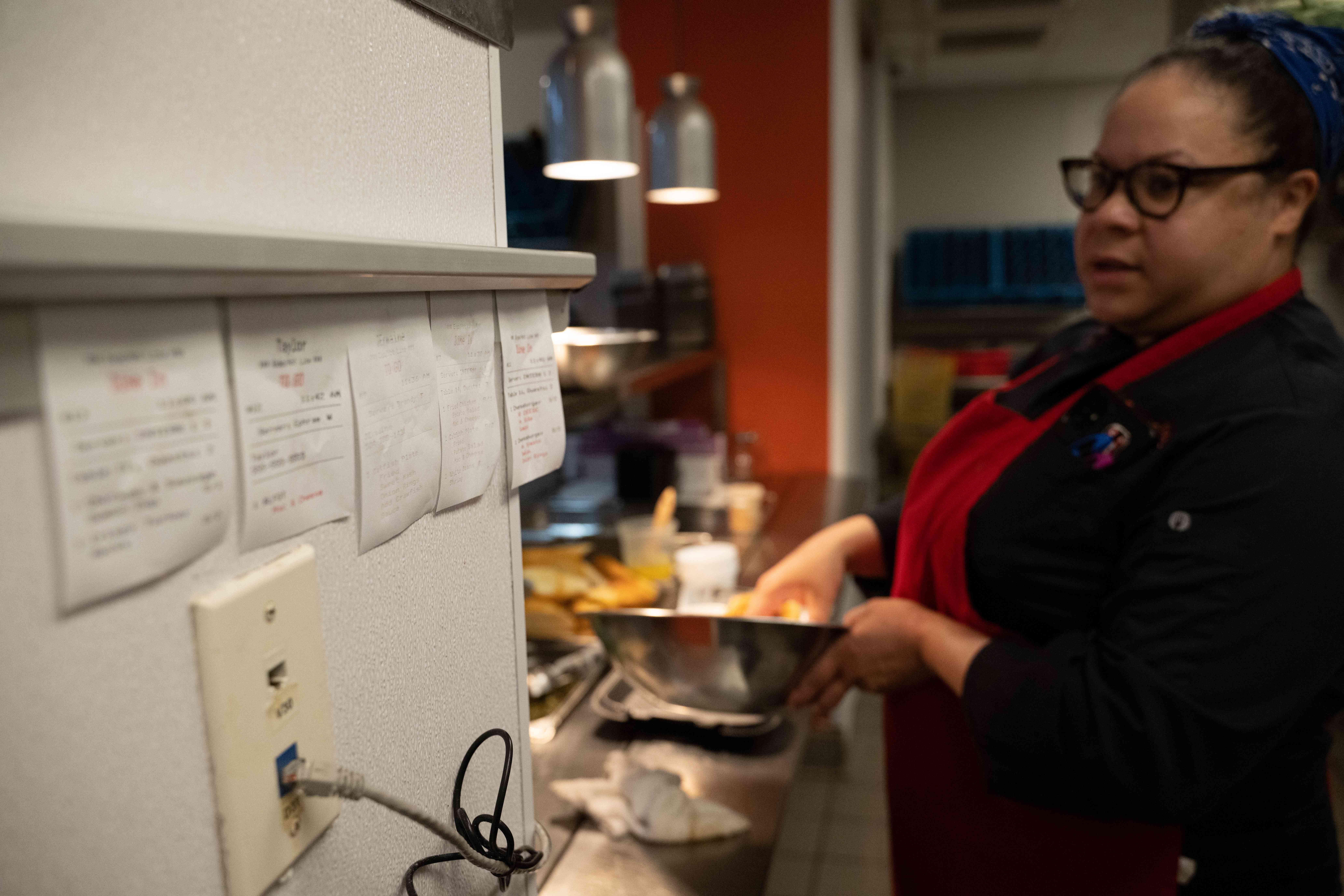 Small Independent Restaurants vs. Chain Operations (image credits: wikimedia)