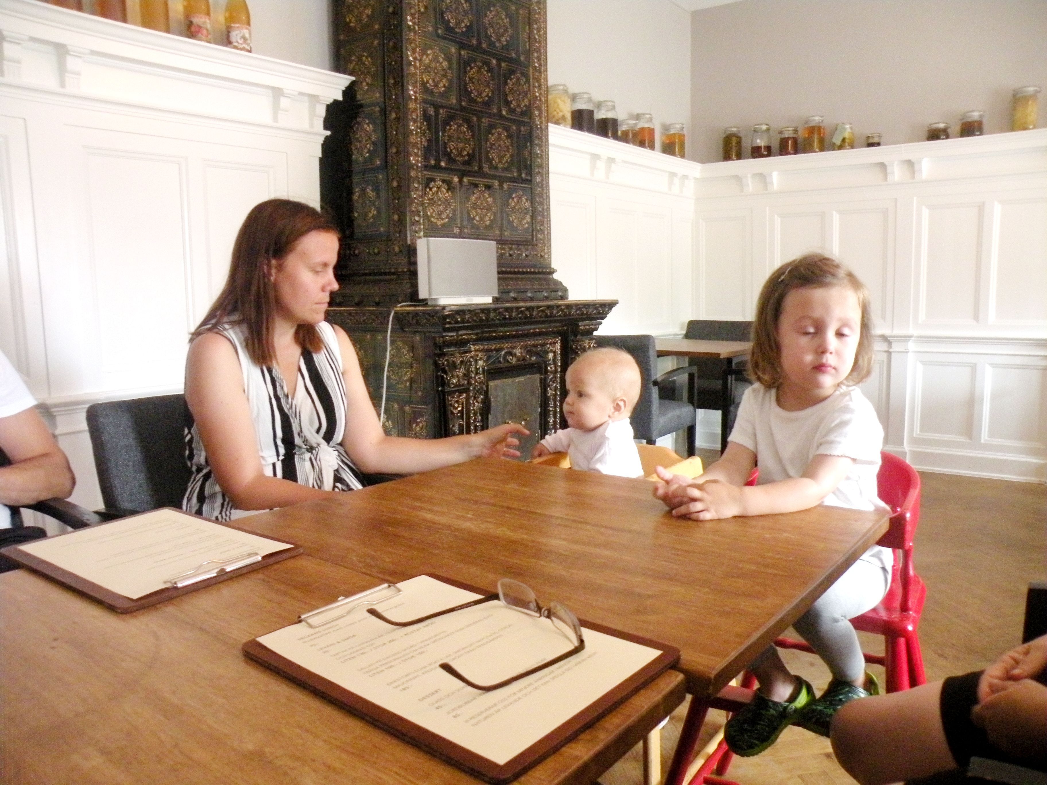 Research Reveals Significant Health Benefits of Extended Family Meals (Image Credits: Wikimedia)