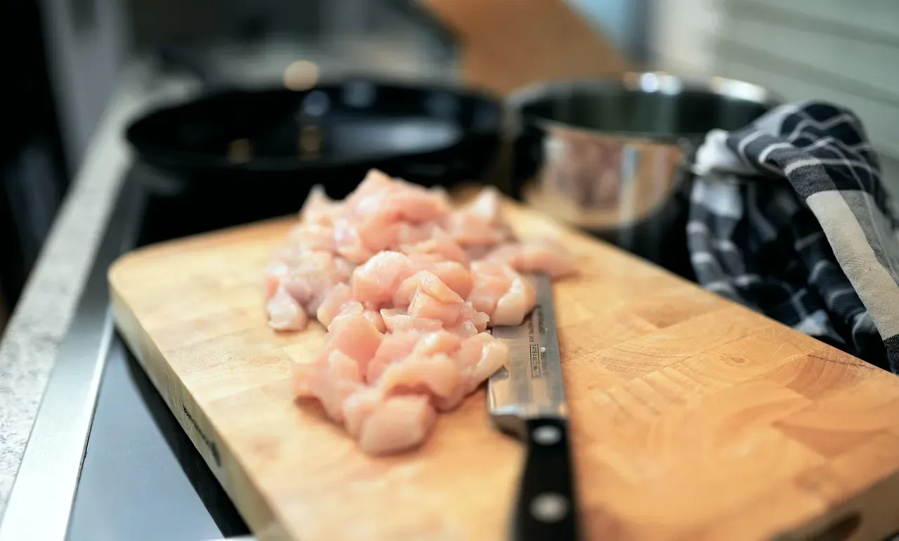 The Correct Way to Handle Raw Chicken (Image Credits: Pixabay)