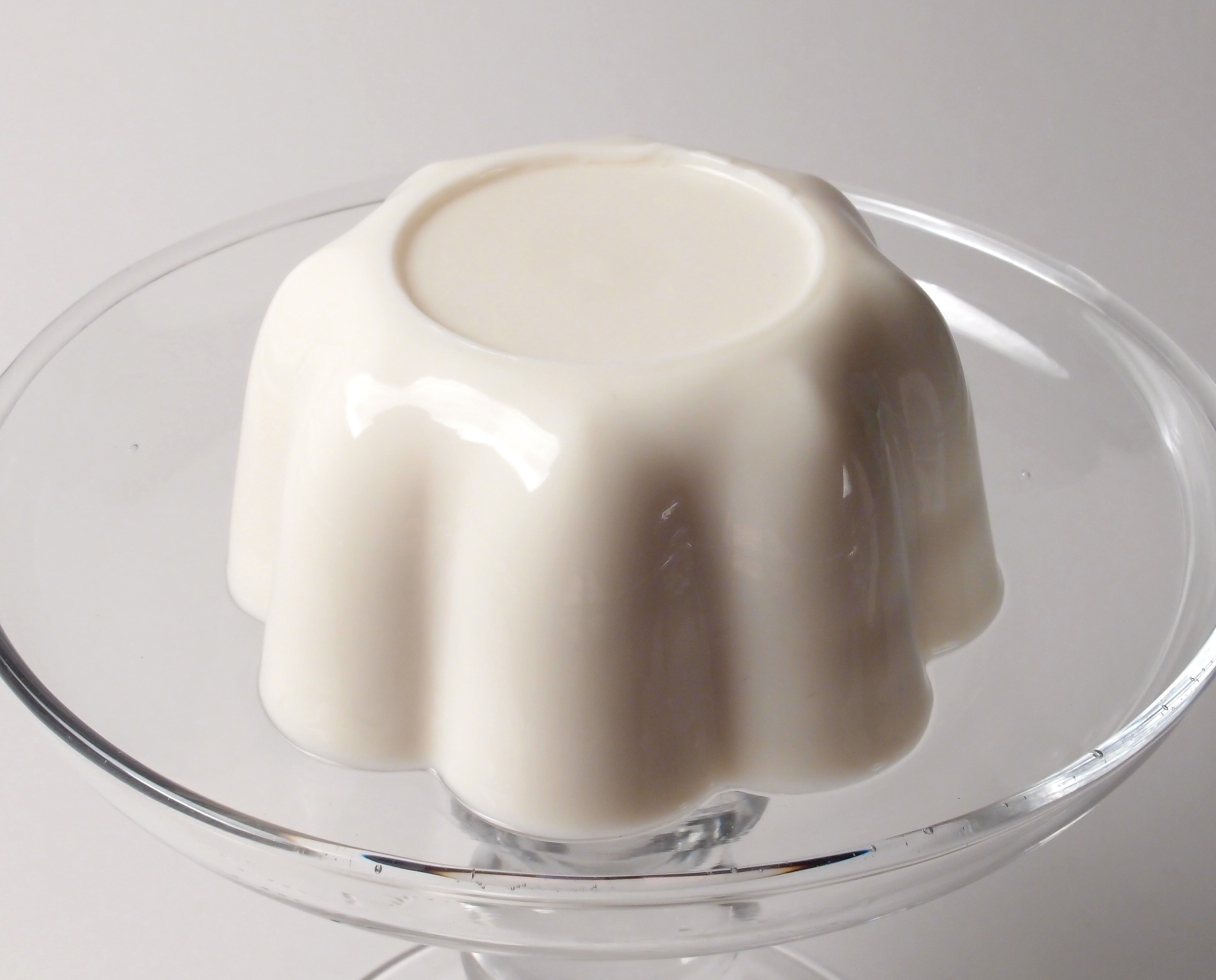 2. Blancmange: The Elegant White Pudding (image credits: wikimedia)