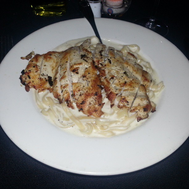 Chicken Alfredo with Spinach Tagliatelle (image credits: wikimedia)