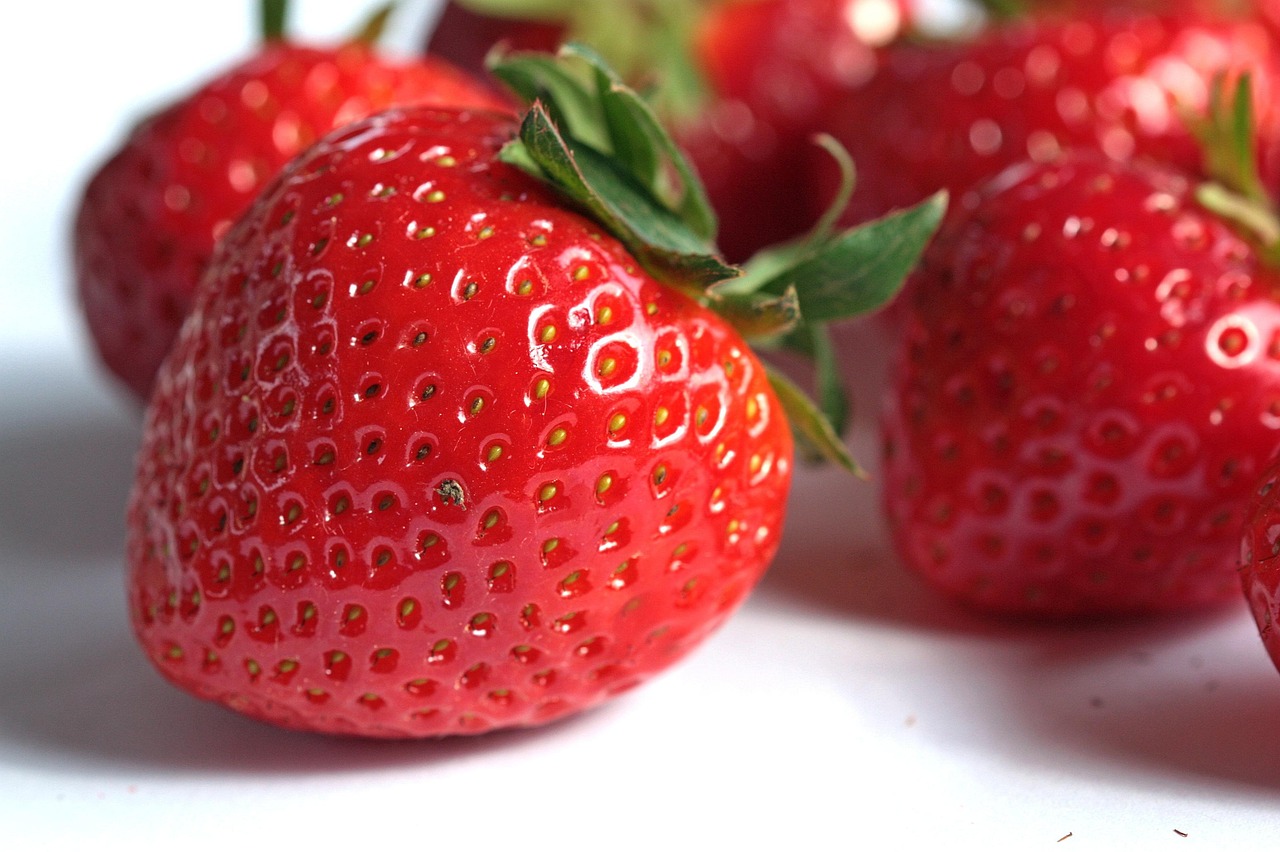 Strawberries: Polyphenol-Rich Skin Defender (image credits: pixabay)