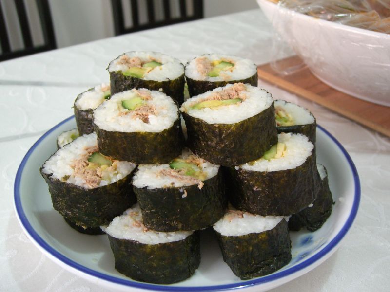 Sushi Rolls (image credits: wikimedia)