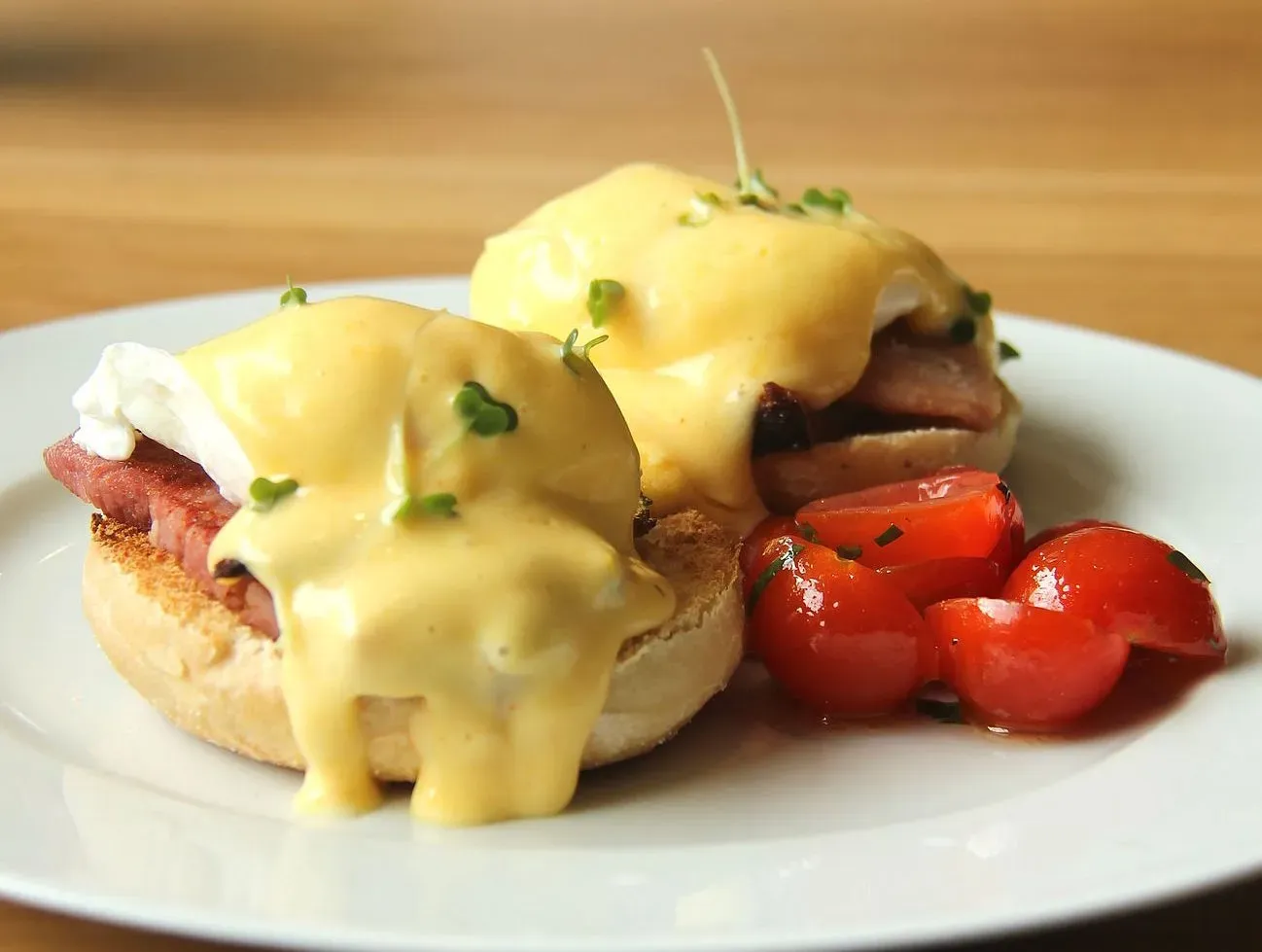 1. Eggs Benedict: The Brunch Classic That Hides a Real Risk (Image Credits: Wikimedia)