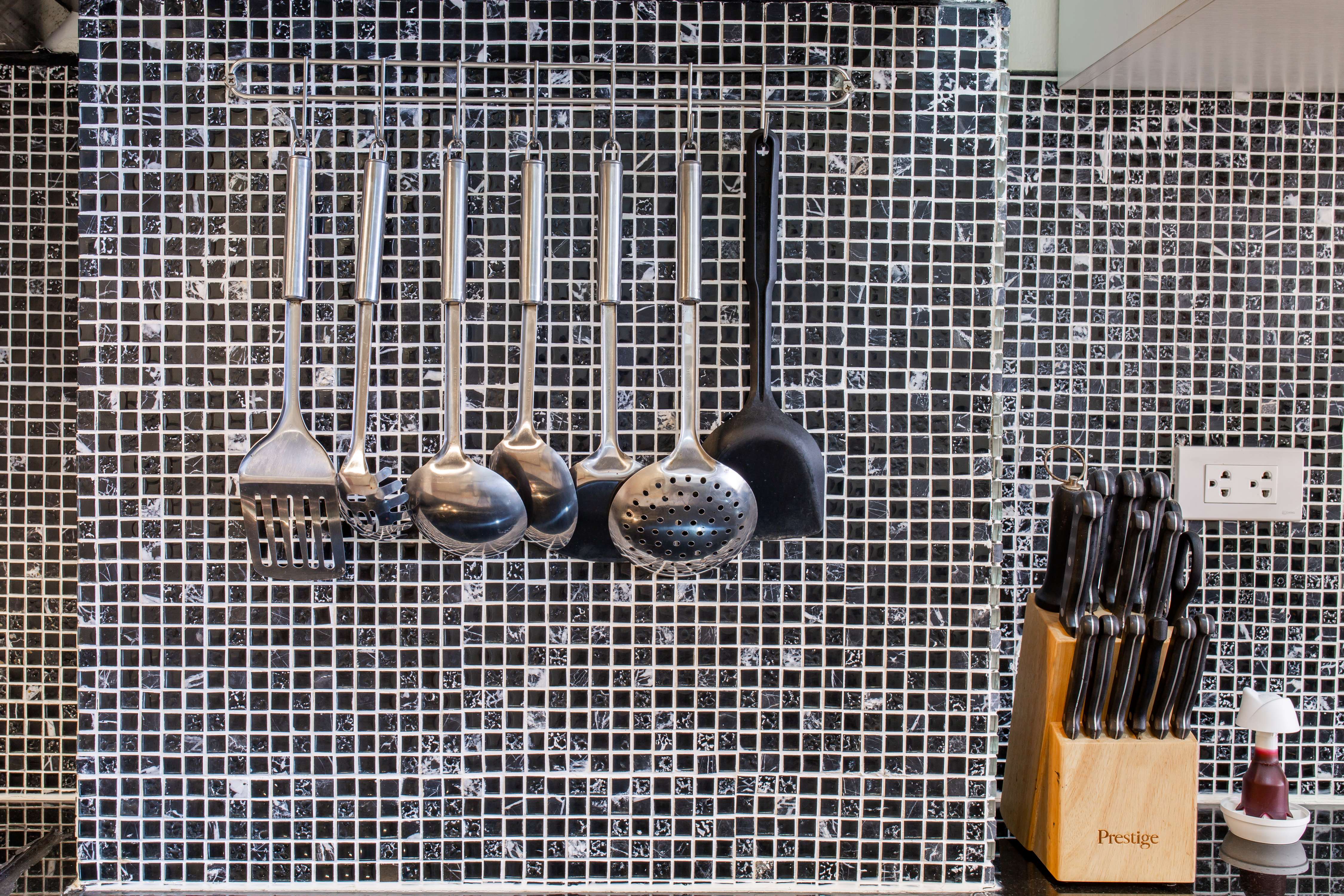 Glass Mosaic Tile Backsplashes (image credits: By Phvcondo, CC BY-SA 4.0, https://commons.wikimedia.org/w/index.php?curid=108039032)