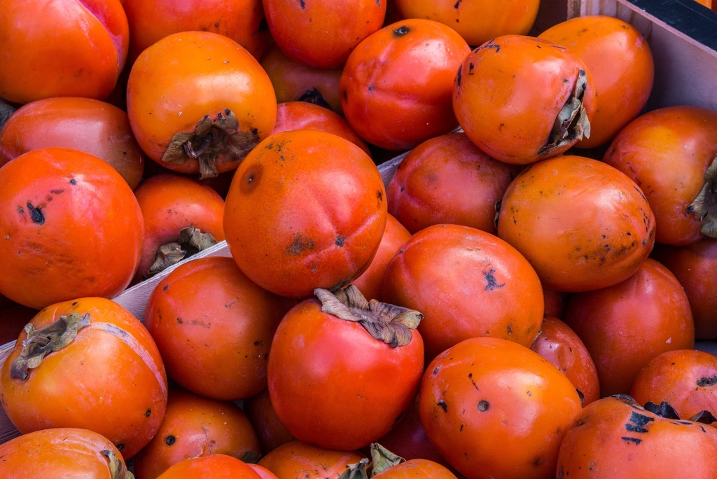 Persimmons: The Hidden Sugar in Fall Fruits (image credits: rawpixel)