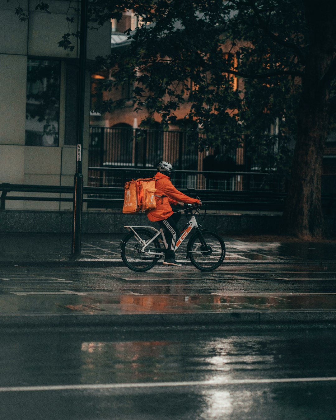 DoorDash Delivers Free Meals And Waives Fees (Image Credits: Unsplash)