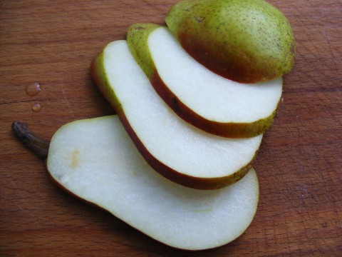 Swap Cereal Bars for Sliced Pears with Walnuts (image credits: wikimedia)