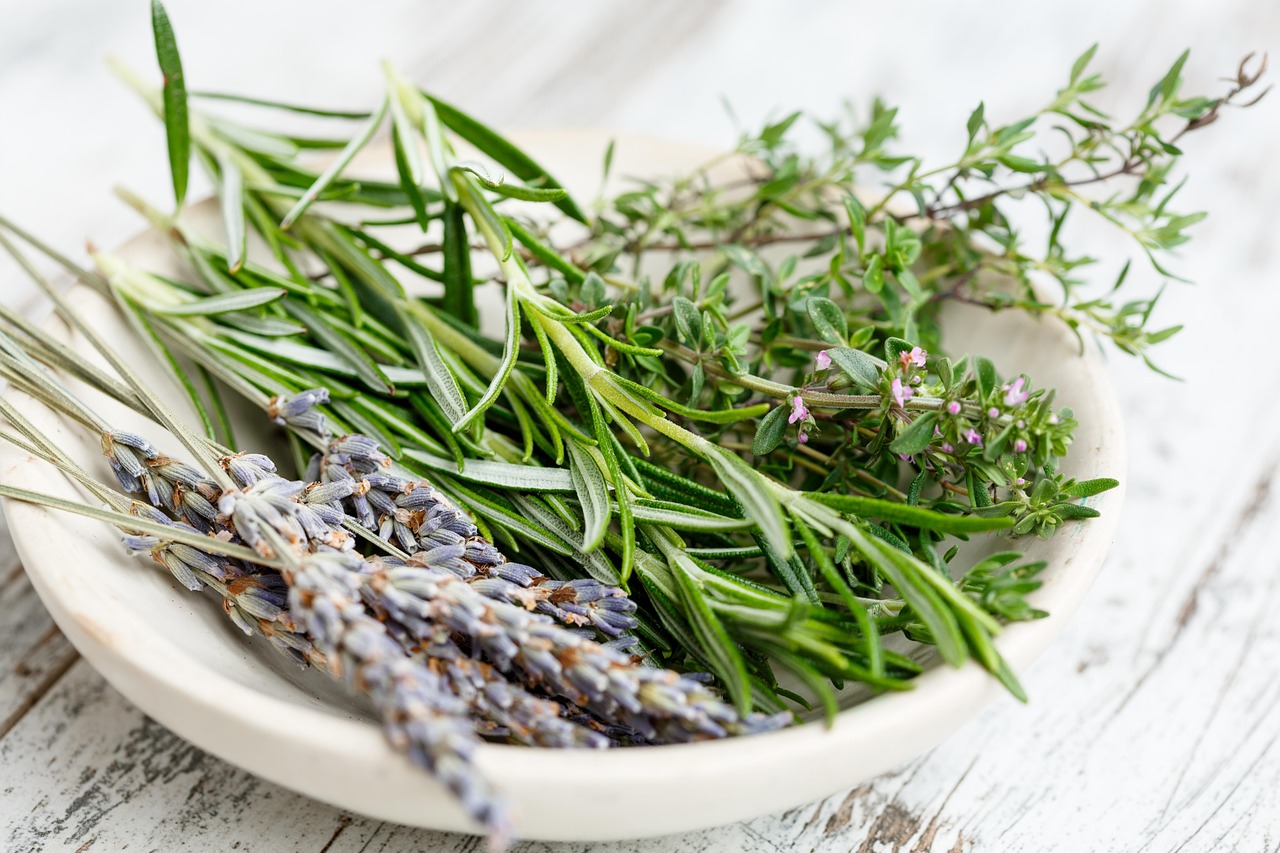 Fresh Herbs vs. Dried Herbs (image credits: pixabay)