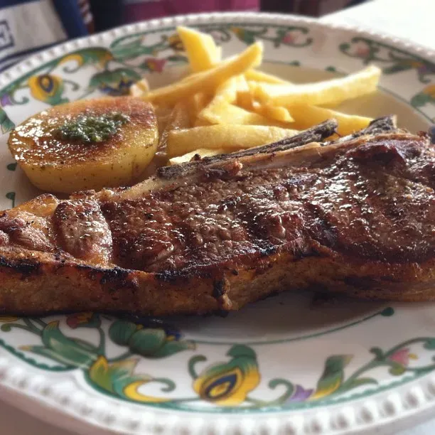 Beef Tenderloin Roasts: The Whole-Cut Conundrum (Image Credits: Wikimedia)