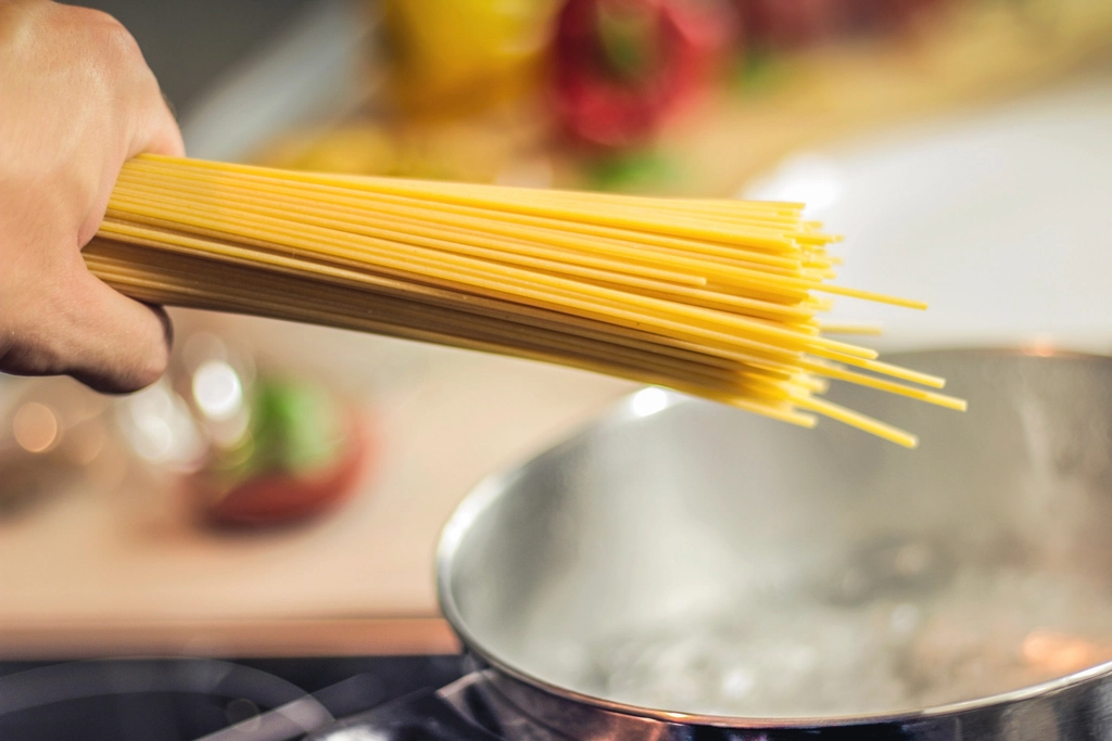 Adding Oil to Pasta Water Prevents Sticking (Image Credits: Rawpixel)
