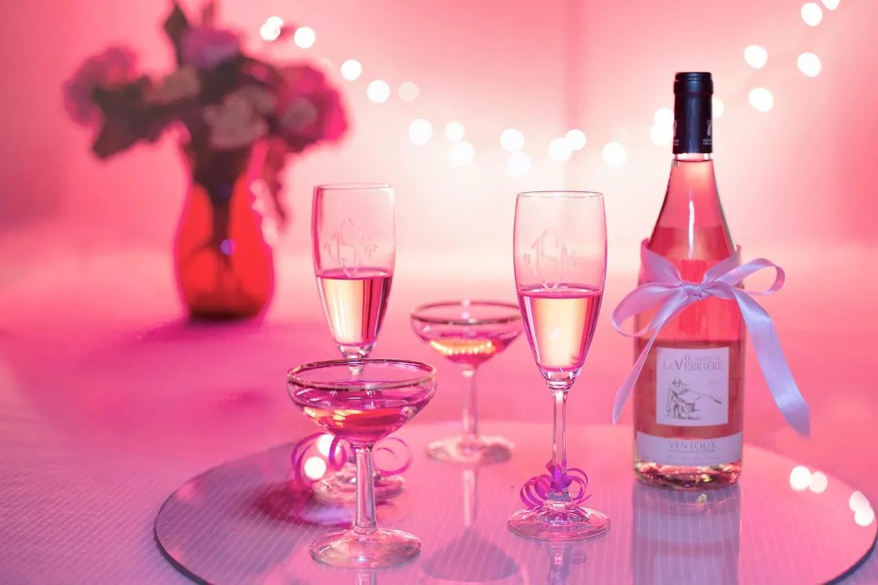 Rip-off #4: The Pale Provence Rosé With a Celebrity Connection (Image Credits: Pixabay)