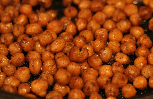 Roasted Chickpeas: The Crunchy, Fiber-Rich Alternative to Processed Bars (image credits: flickr)