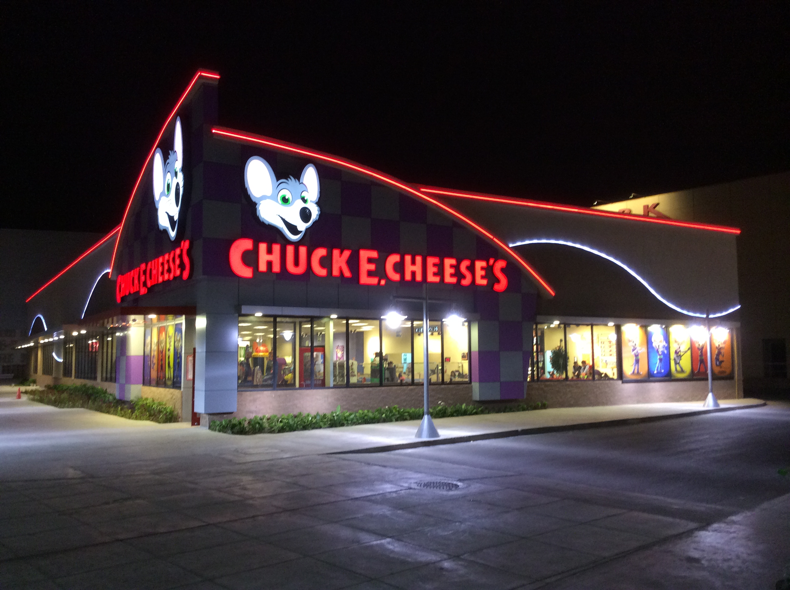 Chuck E. Cheese - The Family Entertainment Hub (image credits: By Eteixido, CC BY-SA 4.0, https://commons.wikimedia.org/w/index.php?curid=36756490)