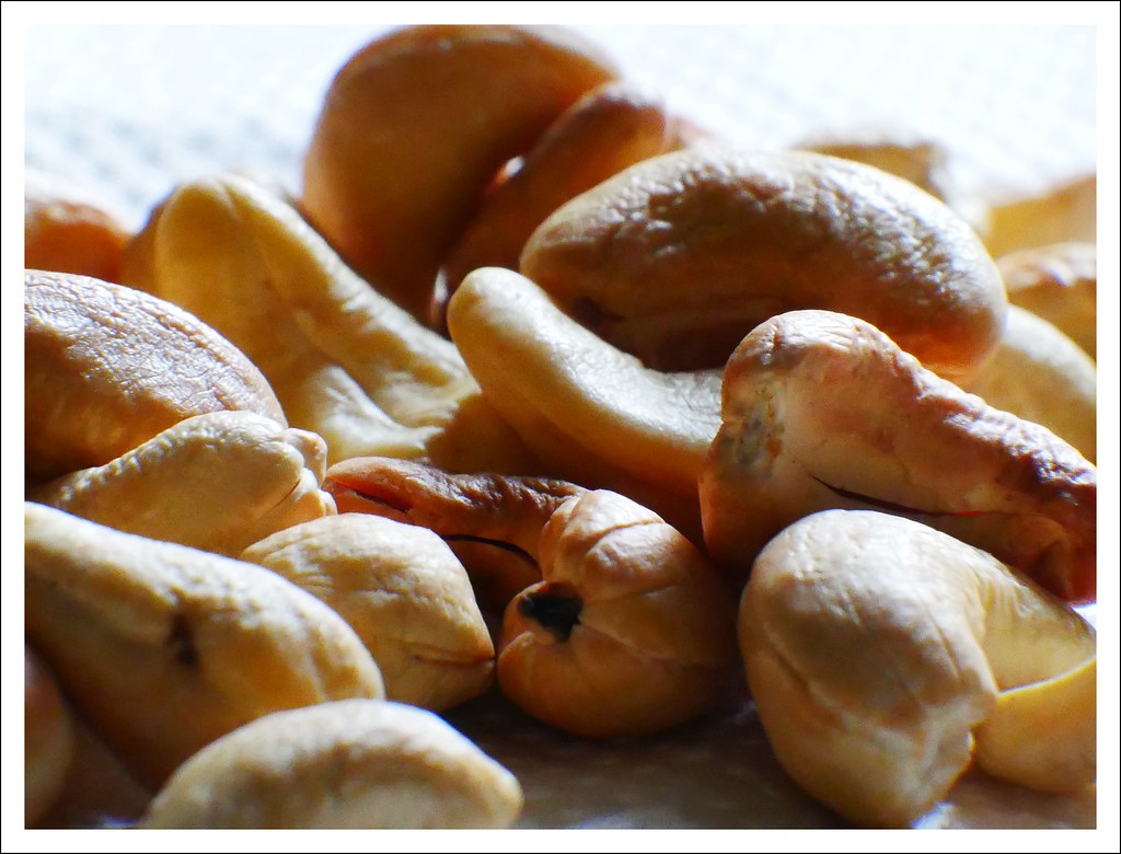 Cashews Balance Cost and Nutritional Density (image credits: flickr)