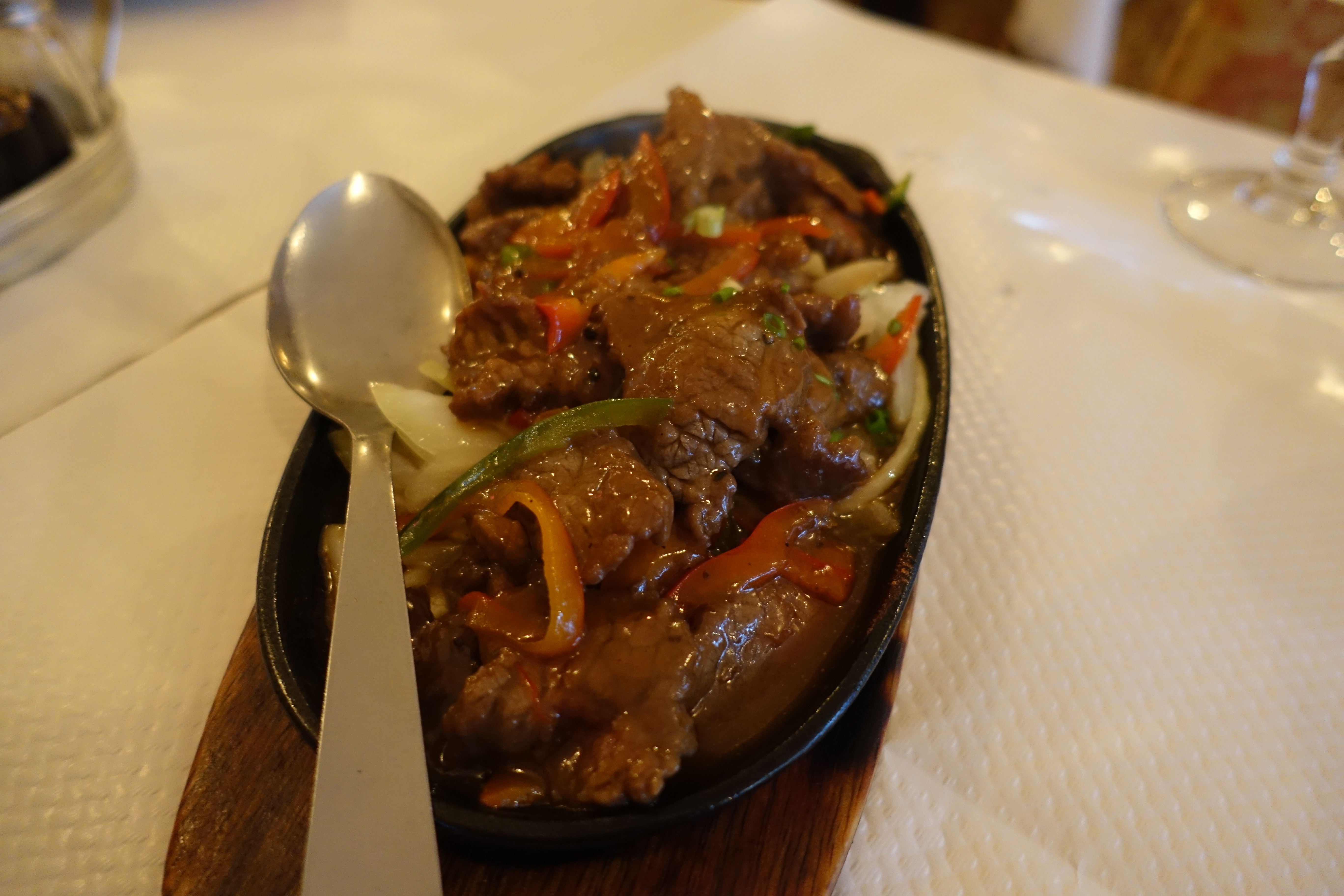 Versatile Beef Stir-Fry for Any Vegetables (image credits: Stir-fried Beef @ Fire Town @ Montparnasse @ Paris, CC BY 2.0, https://commons.wikimedia.org/w/index.php?curid=56163705)