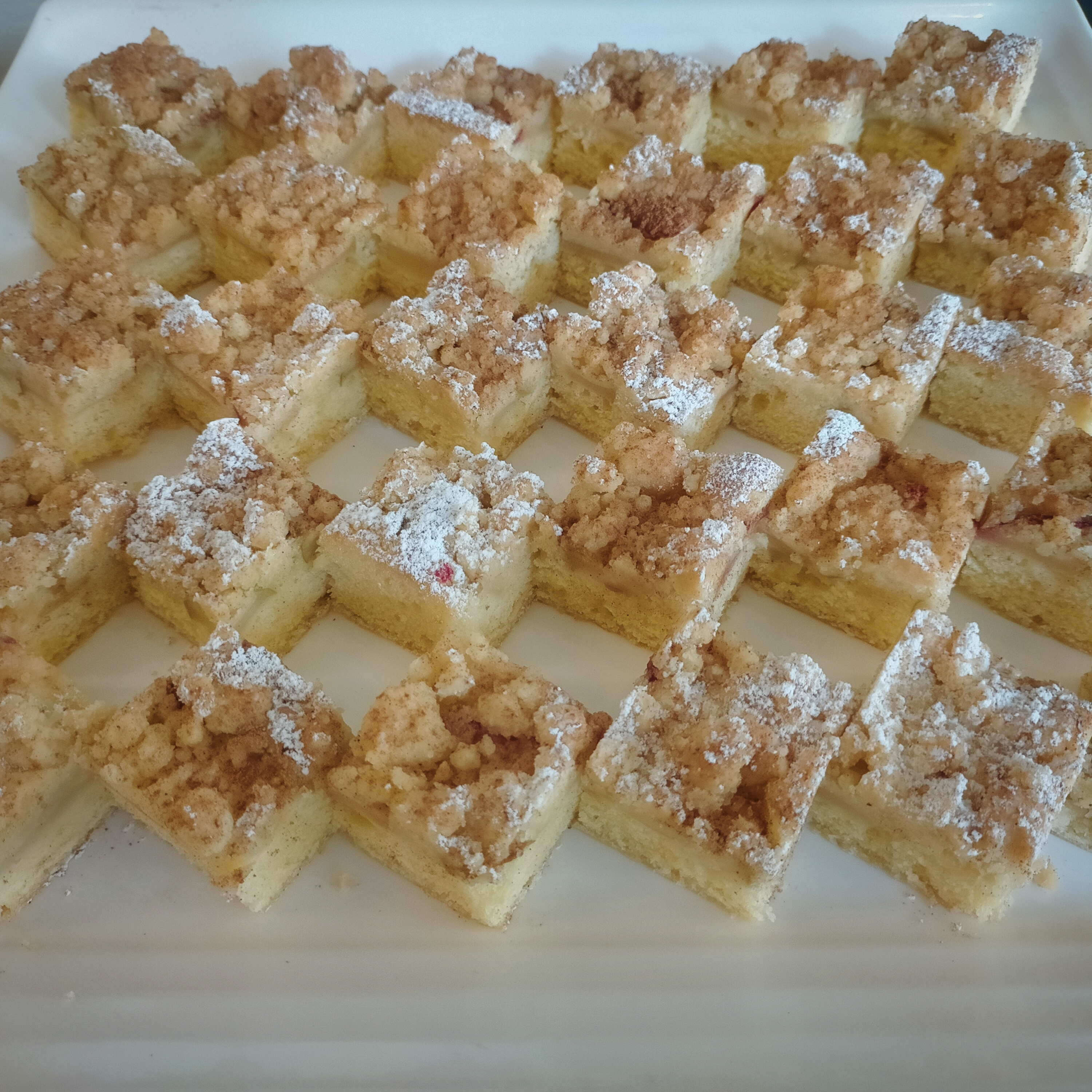 Apple Cinnamon Crumble (image credits: wikimedia)