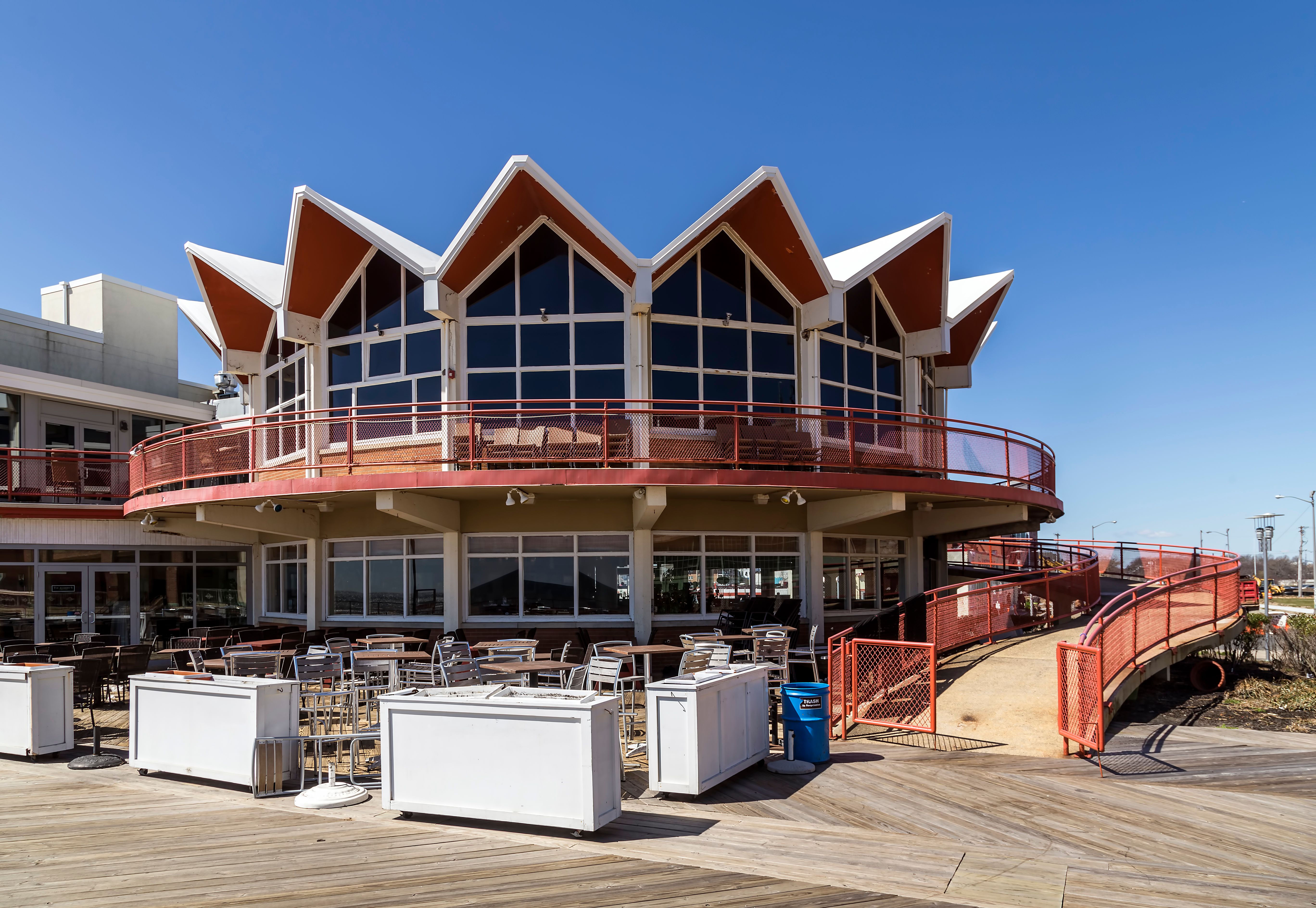 Howard Johnson's - The Orange Roof That Once Ruled America (image credits: wikimedia)