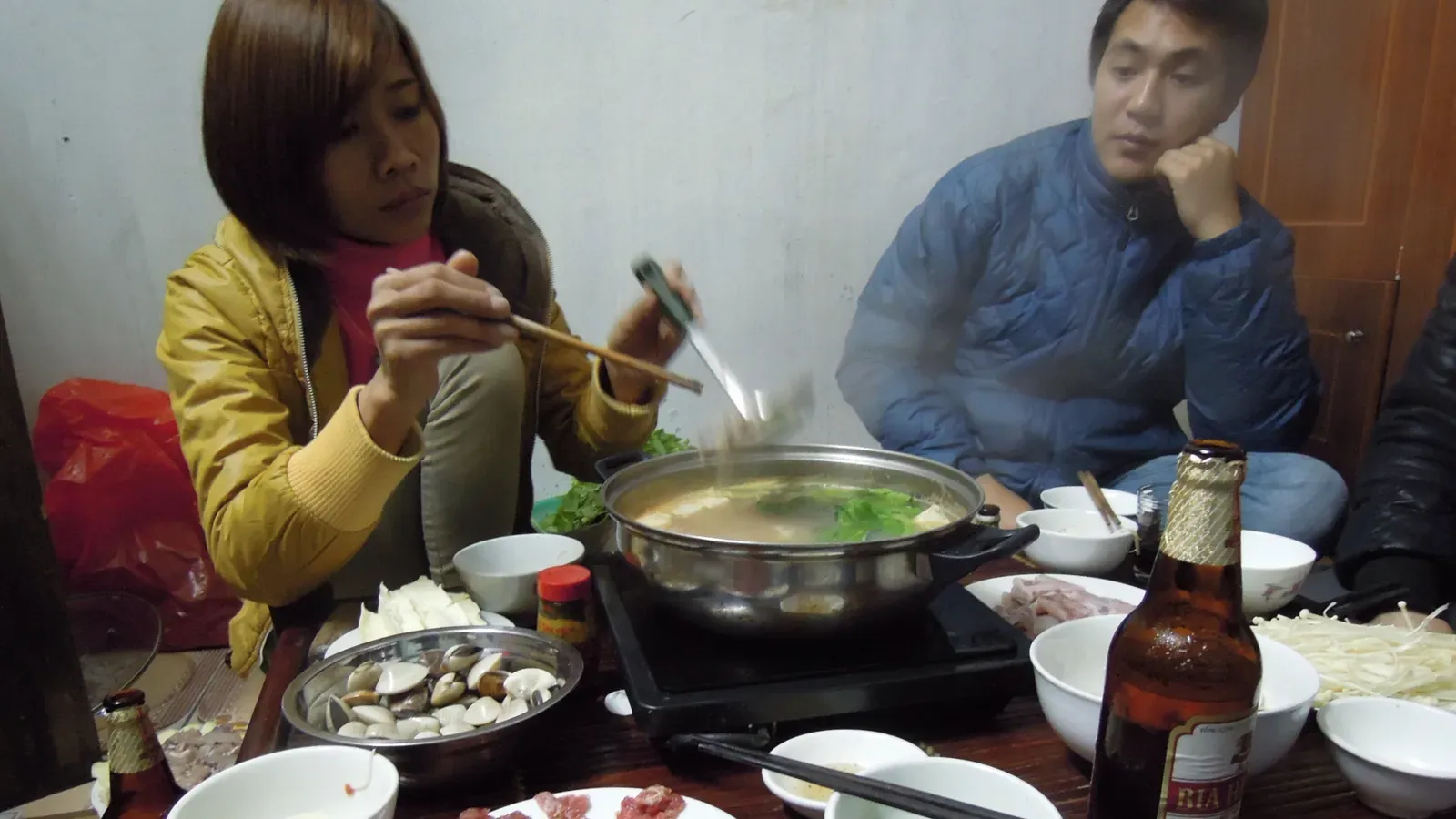 4. Their “Cheap” Home Cooking Often Beats Restaurant Meals on Health (Image Credits: Wikimedia)