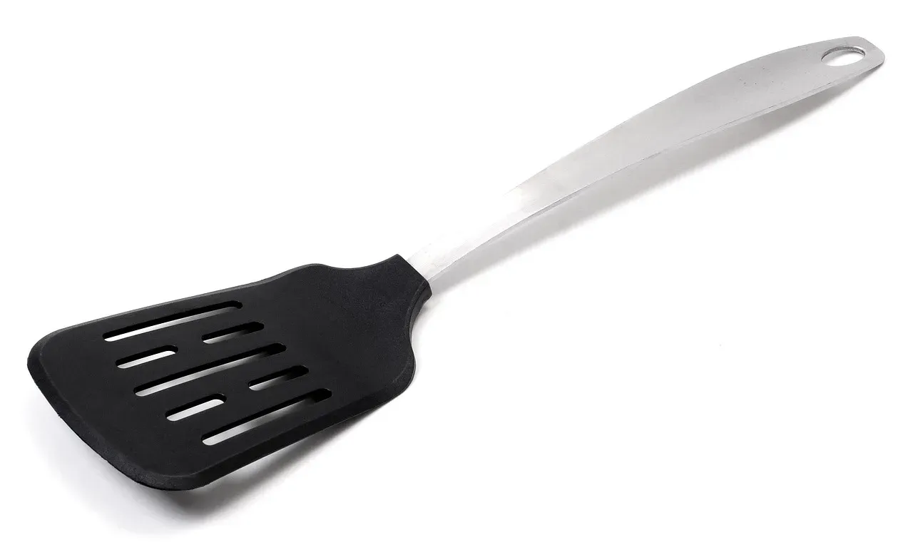 Plastic Utensils Leach Chemicals Directly Into Hot Food (Image Credits: Pixabay)