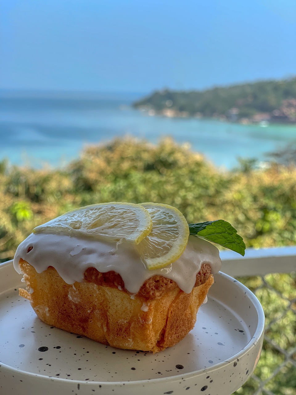 Lemon Drizzle Cake: A Zesty Delight (image credits: pixabay)