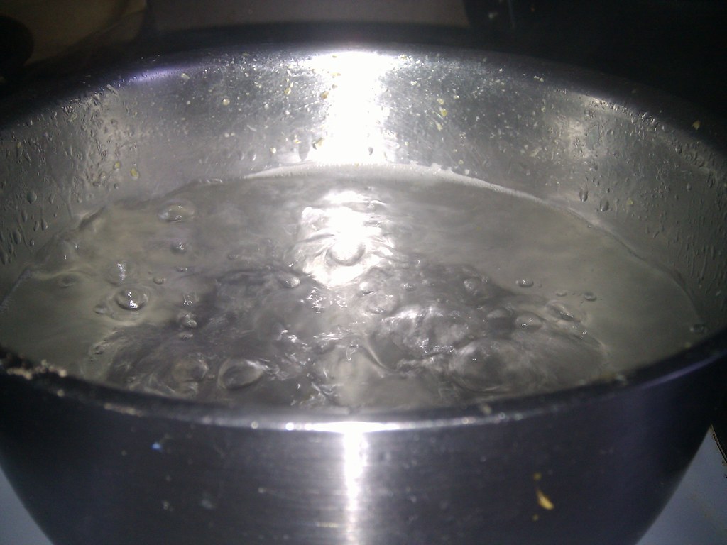 Salt Makes Water Boil Faster (Image Credits: Flickr)