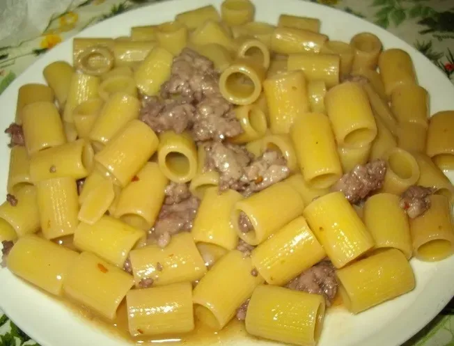 Cheesecake Factory's Pasta Napoletana: Pizza Turned Pasta Nightmare (Image Credits: Wikimedia)