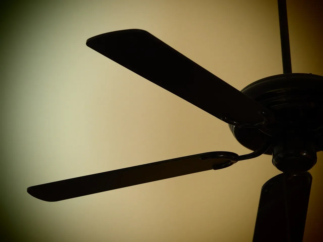Mounting Ceiling Fans on Light Fixture Boxes (Image Credits: Pixabay)