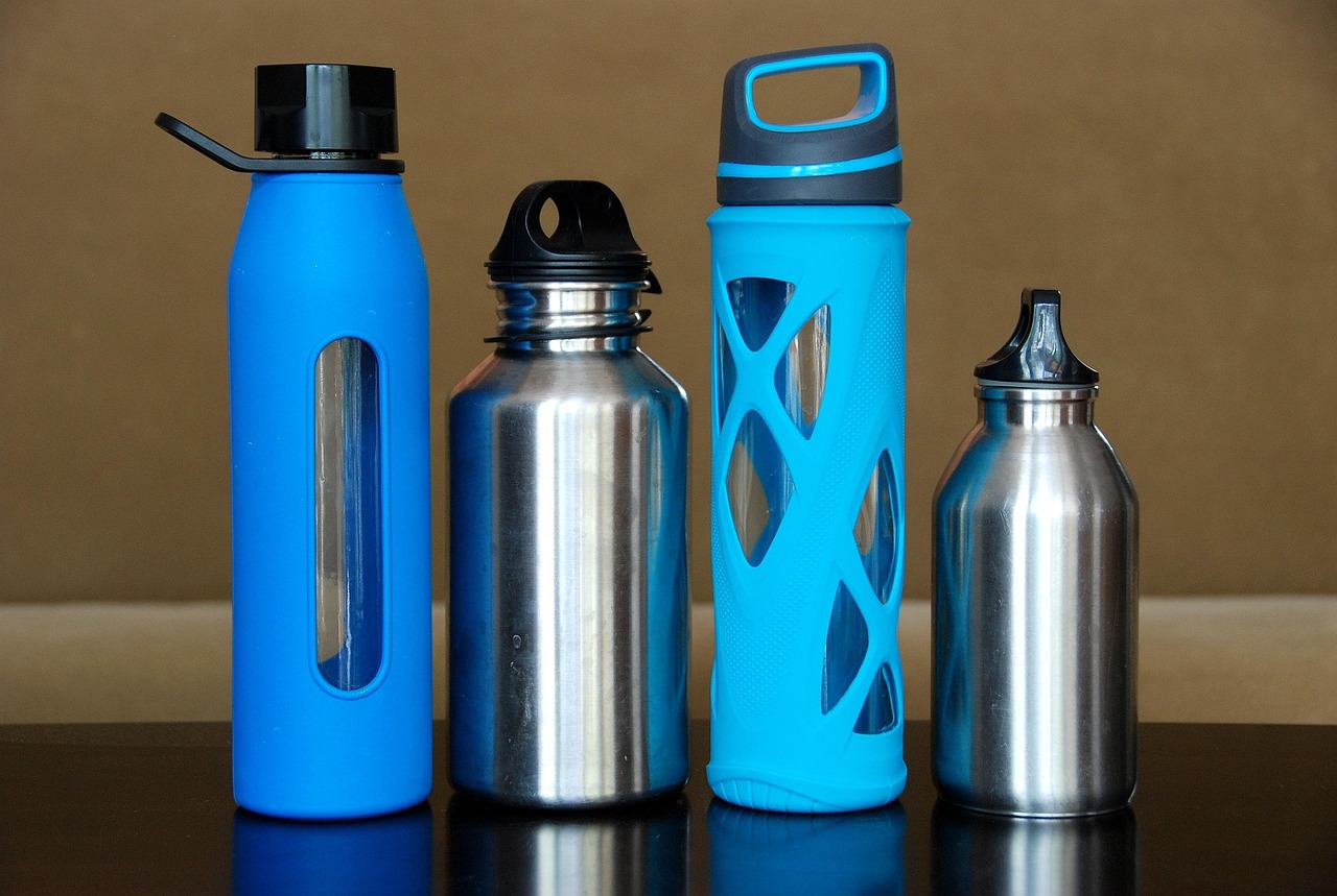 Carrying a Reusable Water Bottle (image credits: pixabay)