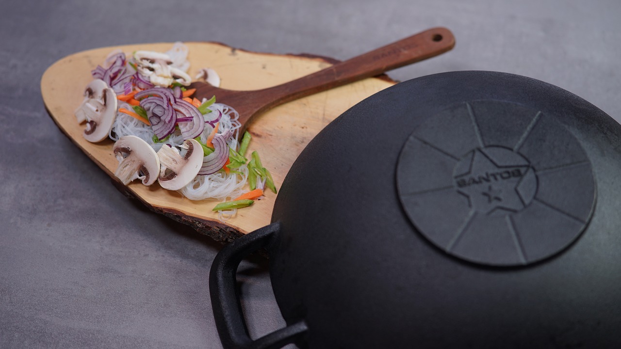 Why Cooking With a Cast Iron Wok Boosts Iron Content (image credits: pixabay)