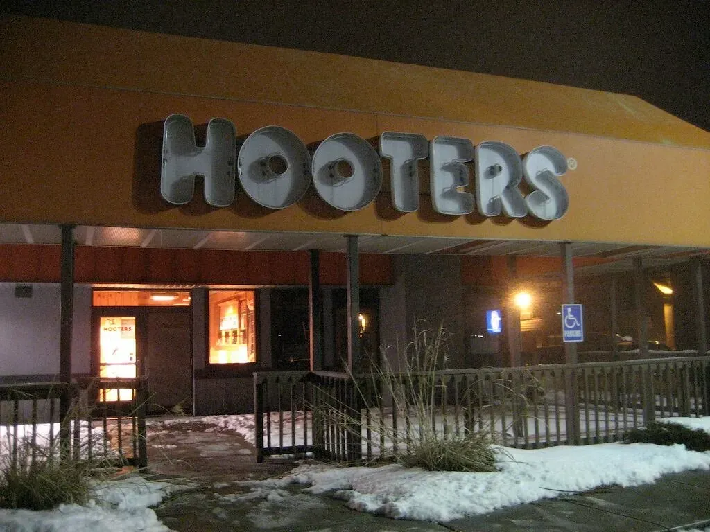 7. Hooters - Bankruptcy Filed and Debt Piling Up (randal-schwartz, Flickr, CC BY-SA 2.0)