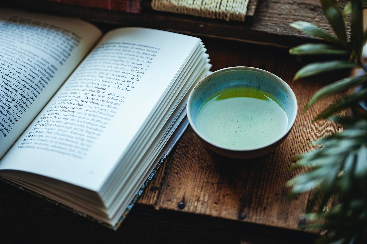 Green Tea With a Handful of Nuts – The Metabolism Accelerator (image credits: pixabay)