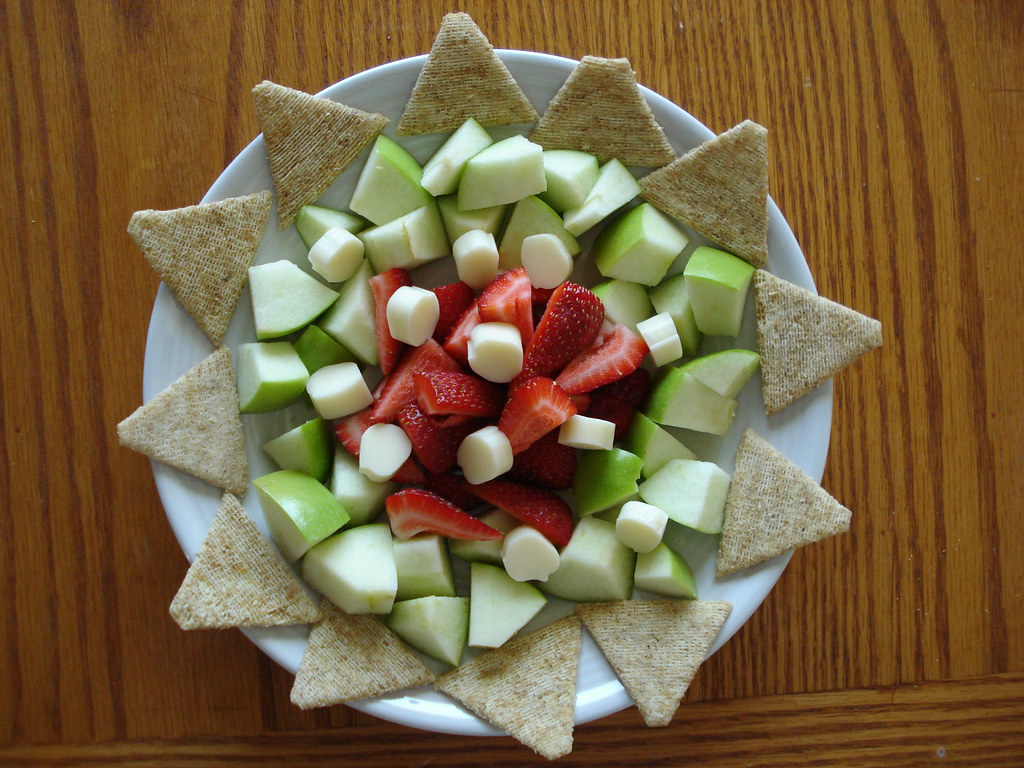 Fruit Slices and Cheese: Sweet Meets Savory (image credits: flickr)