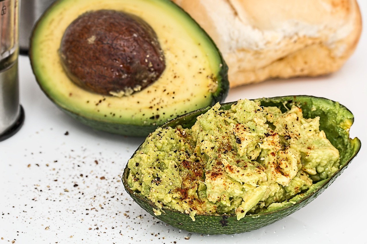 Avocados: Healthy Fats for Enhanced Brain Connectivity (image credits: pixabay)