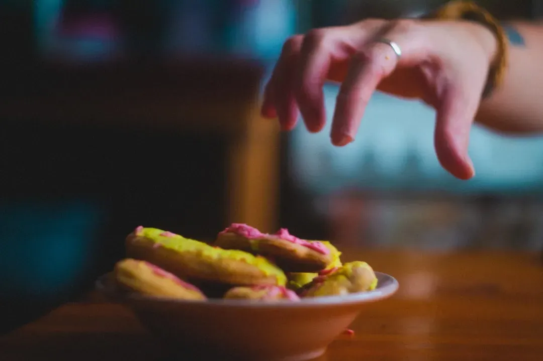 Your Fingers Are Actually Part of the Tasting Process (Image Credits: Unsplash)