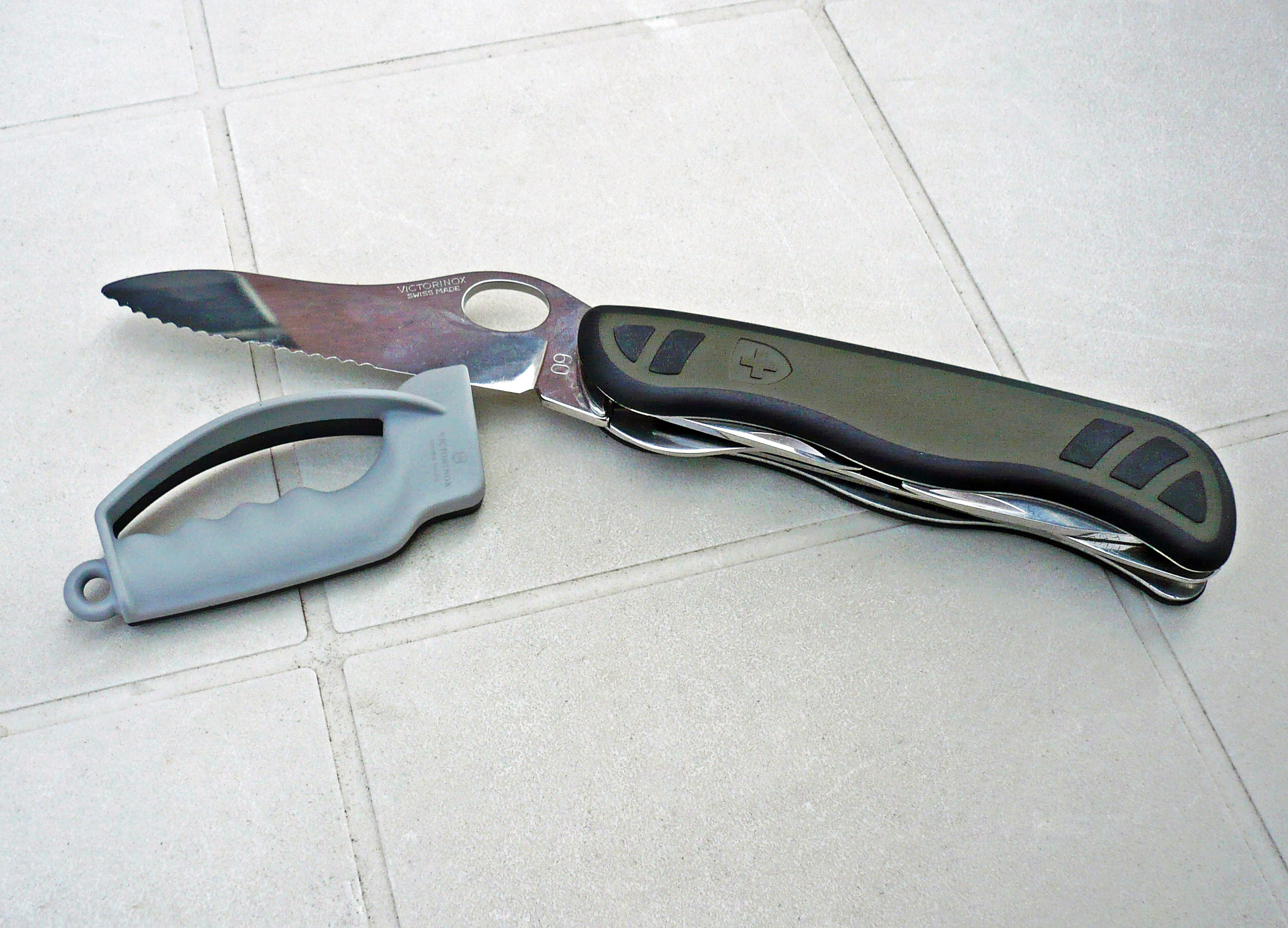 Pull-Through Sharpeners — The Plastic Problem Nobody Talks About (image credits: wikimedia)