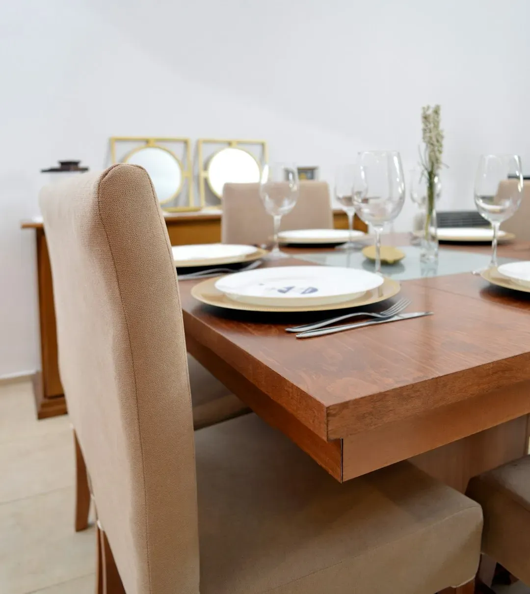 Your Seating Choice Signals Your Expectations (Image Credits: Unsplash)