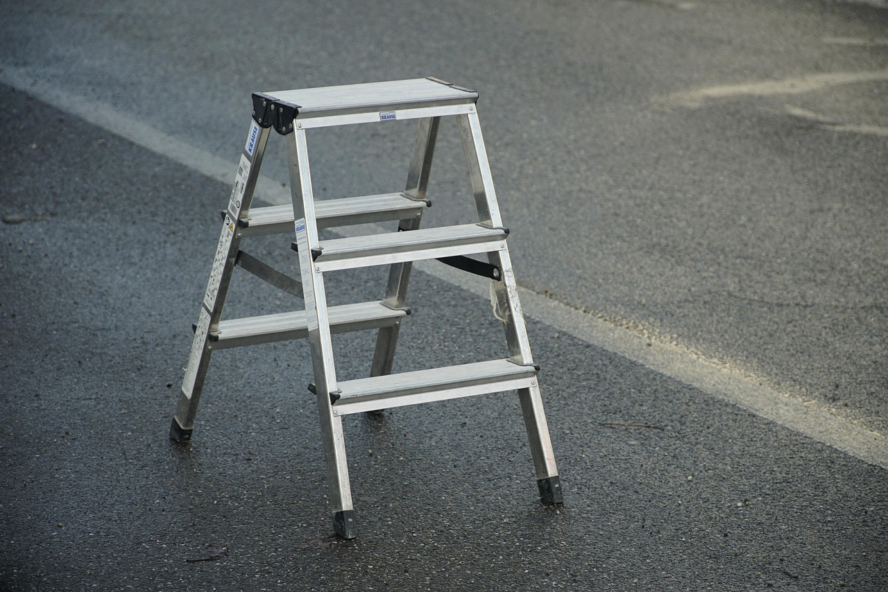 Step Ladders: The Fall Risk Champion (image credits: pixabay)